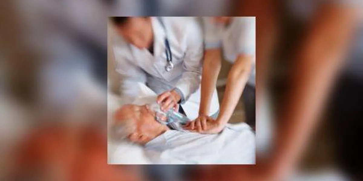 homme âgé en traitement pour une crise cardiaque homme âgé en traitement pour une crise cardiaque