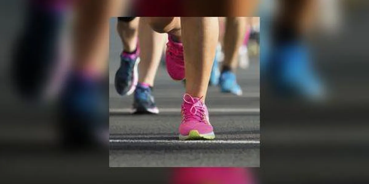 course de course marathon, pieds de gens sur la route de la ville