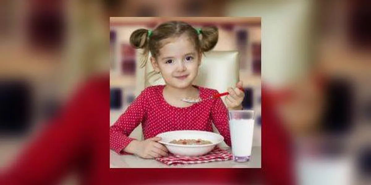petite fille, avoir, a, maison, gosse, enfant, nourriture saine, sourire, enfant, mange, snack, à, lait