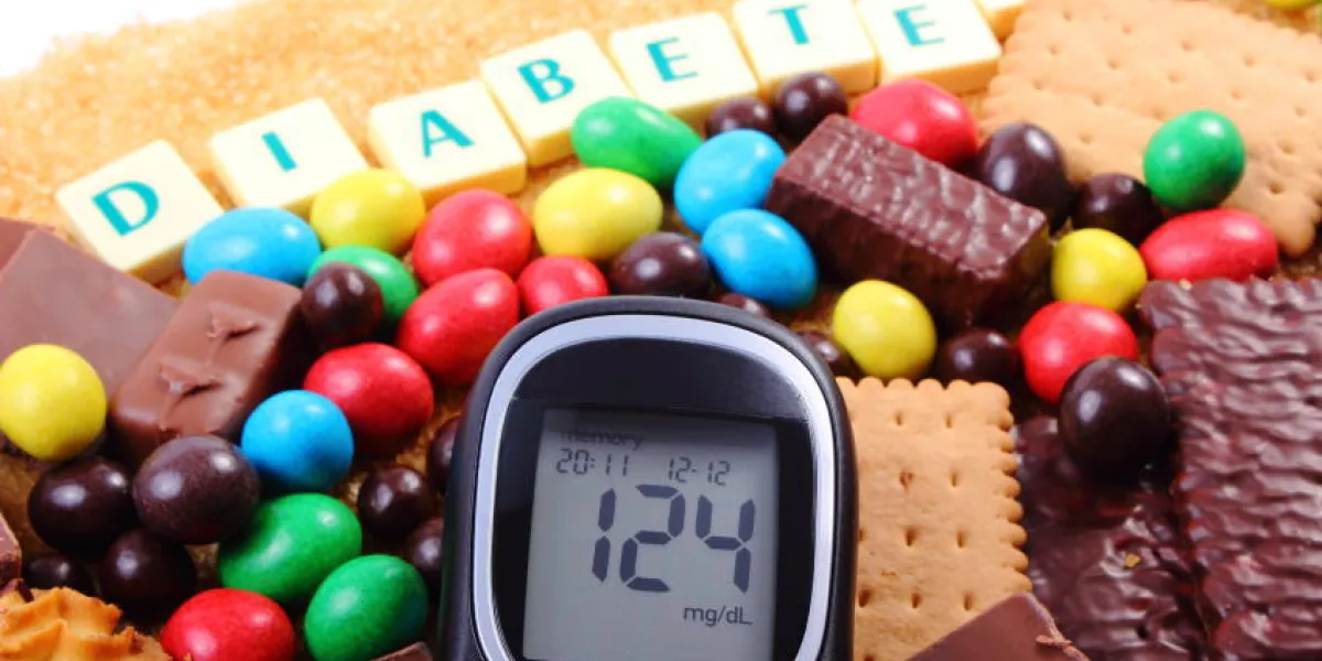 glucomètre avec mot diabète, tas de bonbons, biscuits et sucre de canne brun, trop de sucreries, nourriture malsaine, concept de diabète et réduction des sucreries