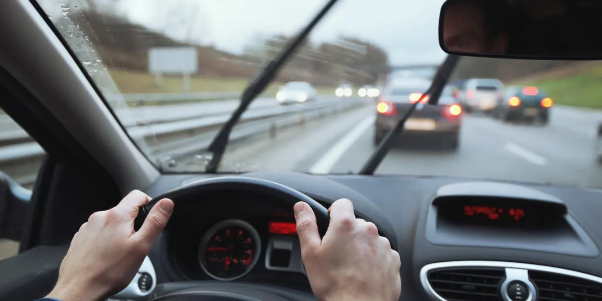 conduite dans des conditions météorologiques difficiles, pluie sur le pare-brise