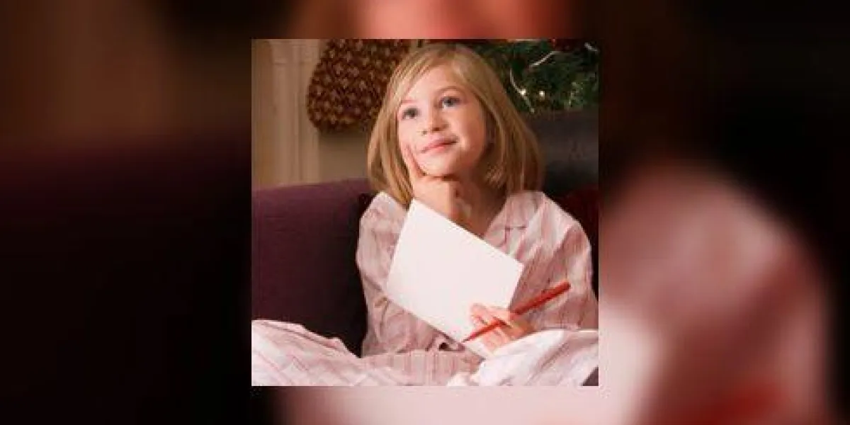 fille faisant la liste de noël fille faisant la liste de noël