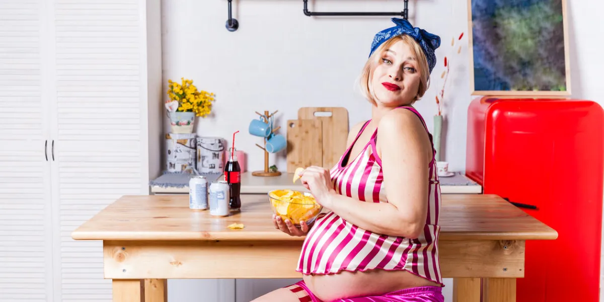 change of taste preferences during pregnancy, the pregnant model gladly eat potato chips change of taste preferences during pregnancy, the pregnant model gladly eat potato chips
