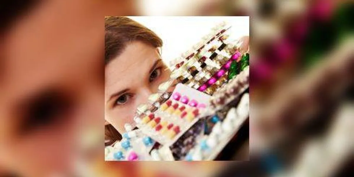 femme médecin se trouve derrière de nombreuses pilules colorées