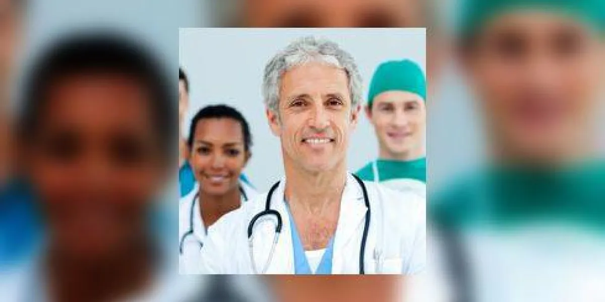 médecin senior debout devant son équipe médecin senior debout devant son équipe