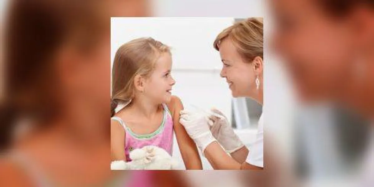 brave petite fille recevant l'injection