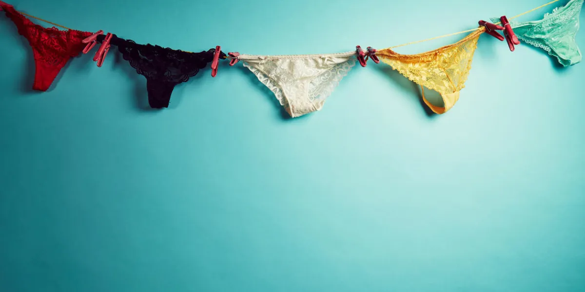 culotte féminine suspendue à la corde