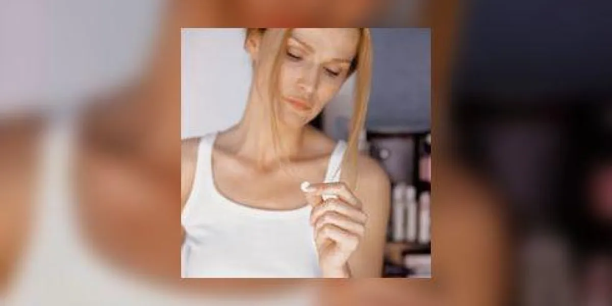fille prenant des médicaments fille prenant des médicaments