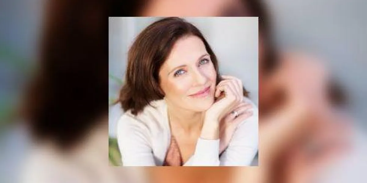 portrait d'une demoiselle adulte souriante portrait d'une demoiselle adulte souriante