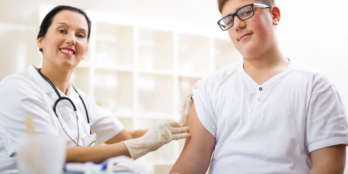 adolescent, obtenir, vaccination, bras adolescent, obtenir, vaccination, bras