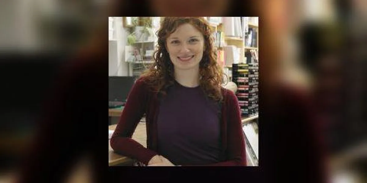 vendeuse dans un magasin d'art, souriant, portrait vendeuse dans un magasin d'art, souriant, portrait