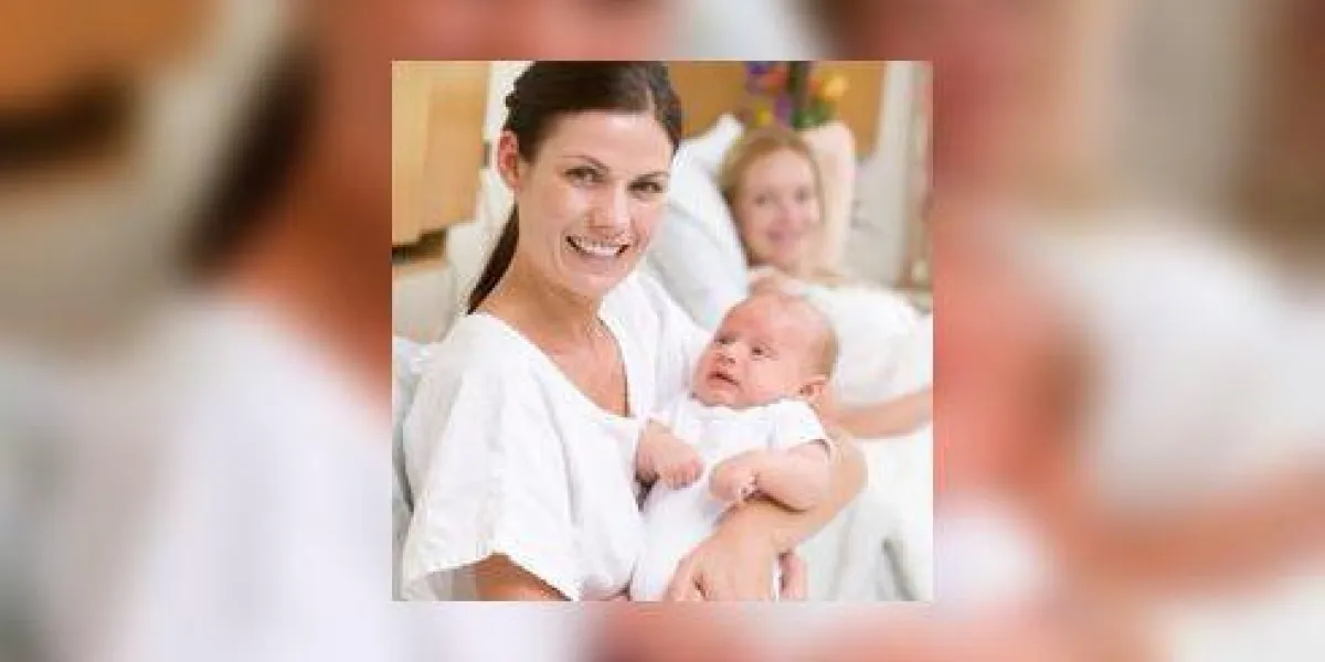 nouvelle mère avec bébé à l'hôpital en souriant