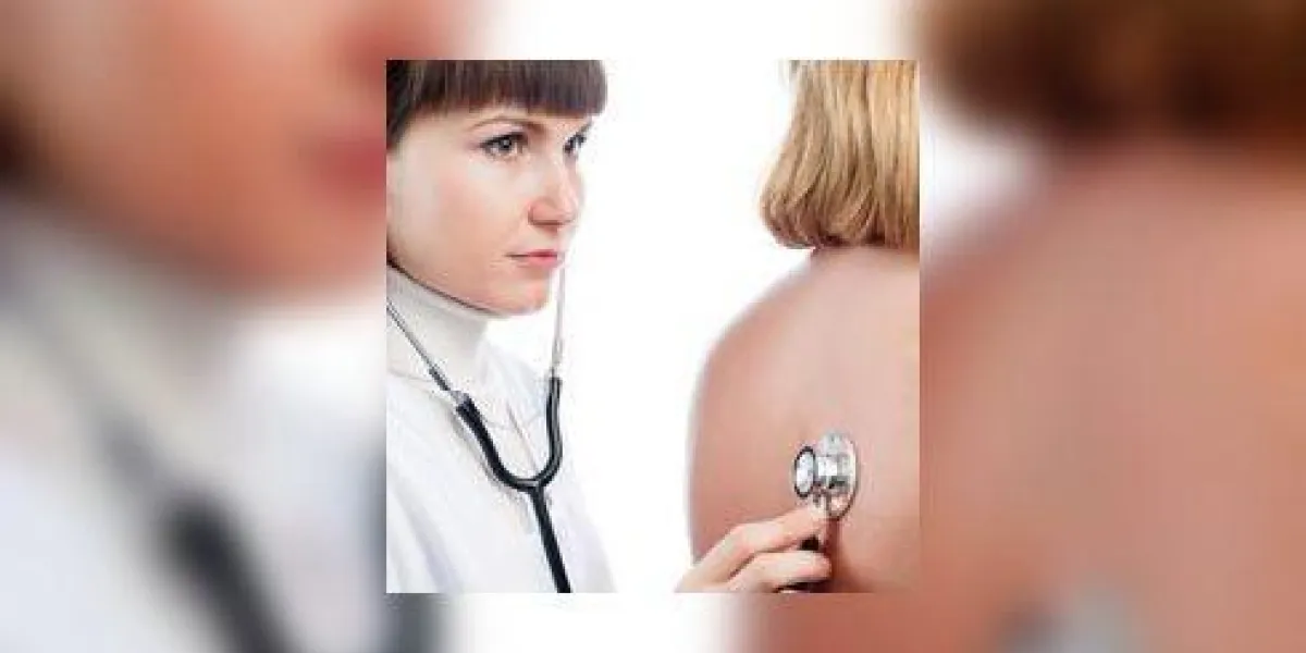 médecin examinant les poumons d'un patient médecin examinant les poumons d'un patient