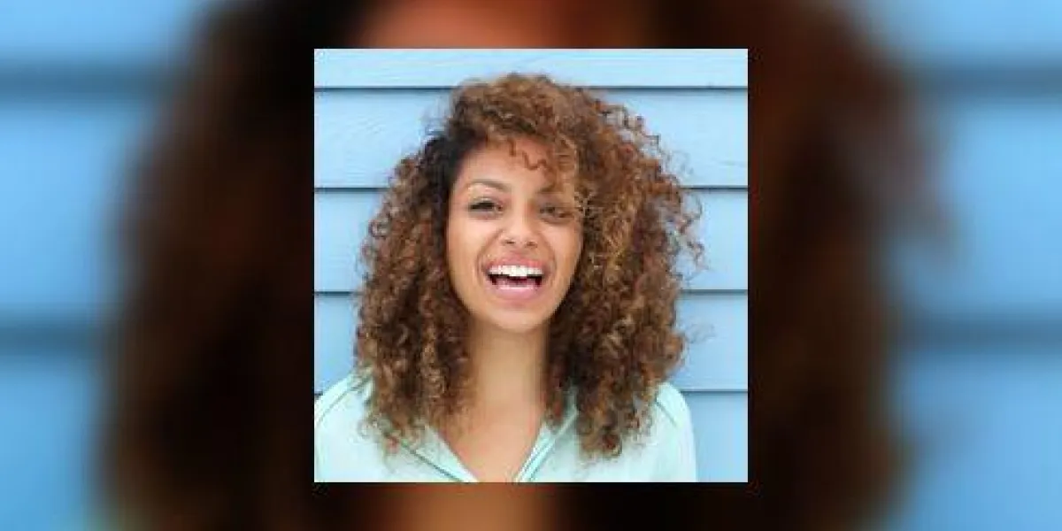 joyeuse jeune femme africaine souriante joyeuse jeune femme africaine souriante
