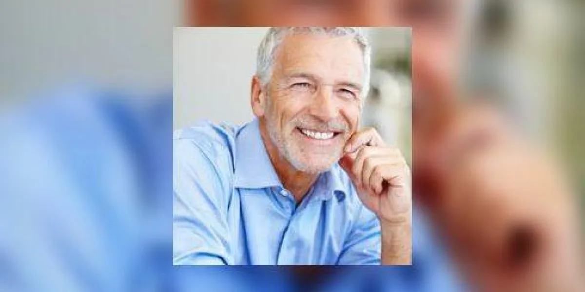 portrait d'homme d'affaires mature satisfait souriant