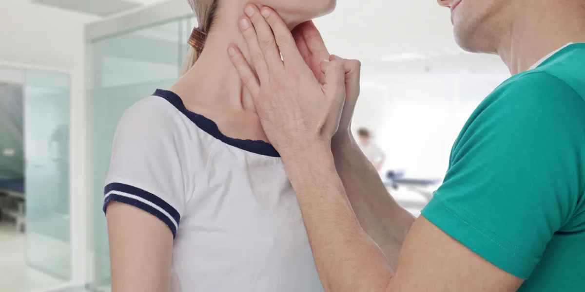 femme, obtenir, glande thyroïde, contrôle, santé, concept, médical femme, obtenir, glande thyroïde, contrôle, santé, concept, médical