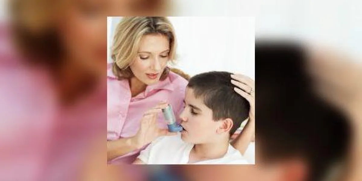 femme tenant un inhalateur dans la bouche d'un garçon (10-12) femme tenant un inhalateur dans la bouche d'un garçon (10-12)