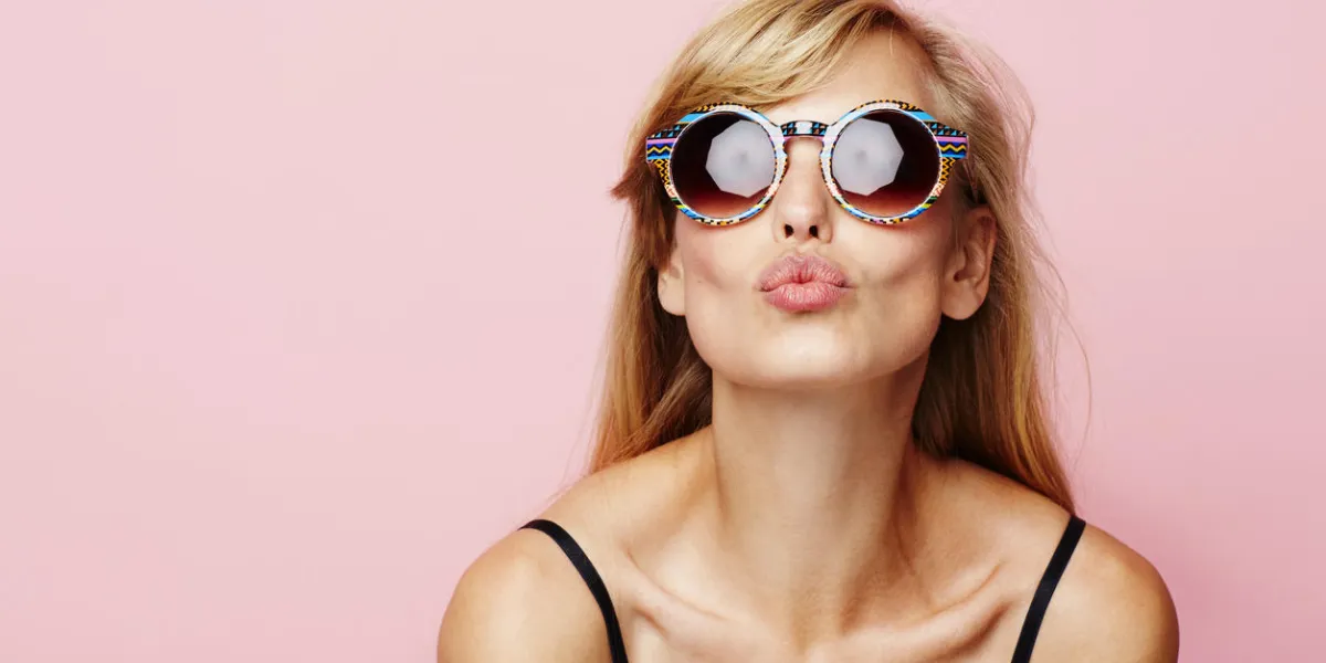 blowing kiss babe in sunglasses, portrait