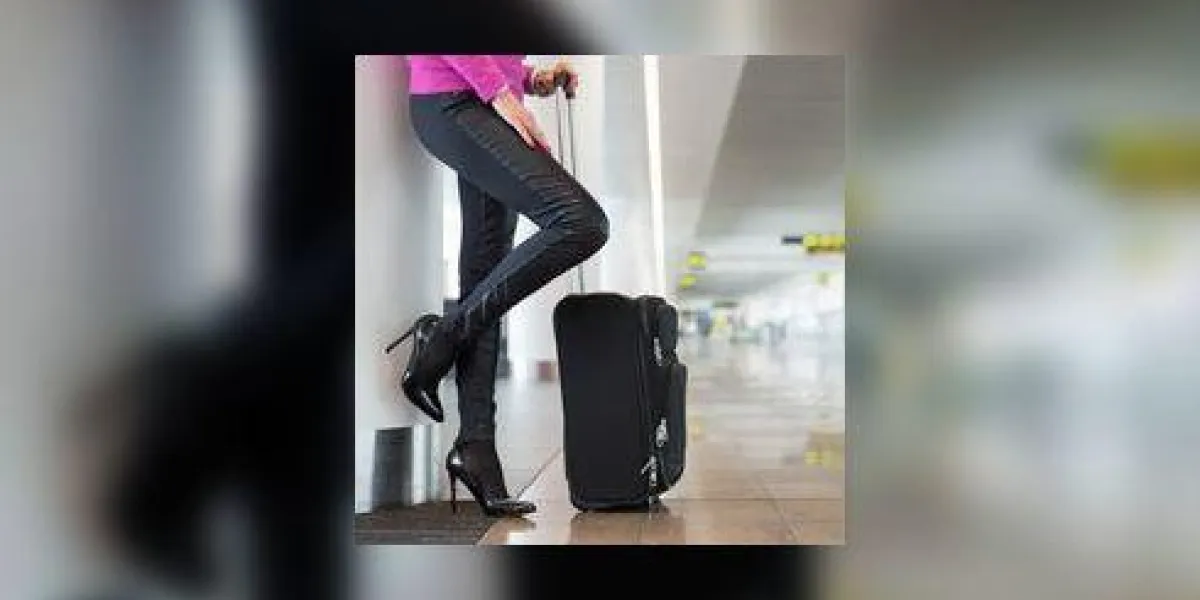 femme, penchant, mur, attente, vol, aéroport