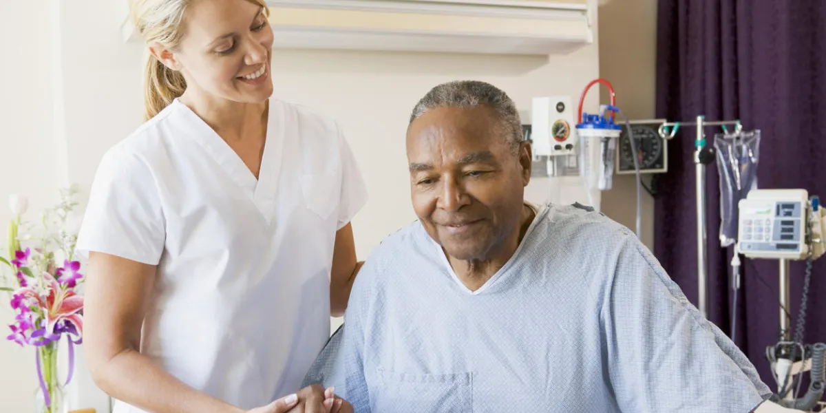 infirmière aidant un homme senior à marcher à l'hôpital