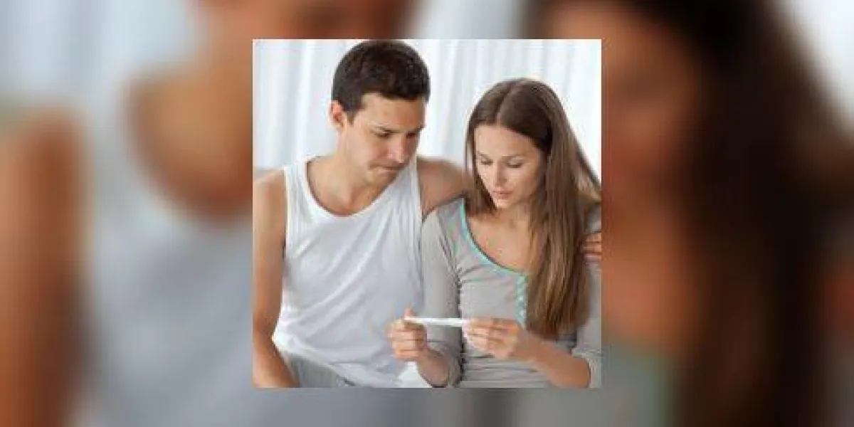 jeune couple en attente du résultat du test de grossesse