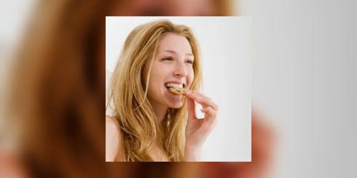 femme, manger, cookie, lit