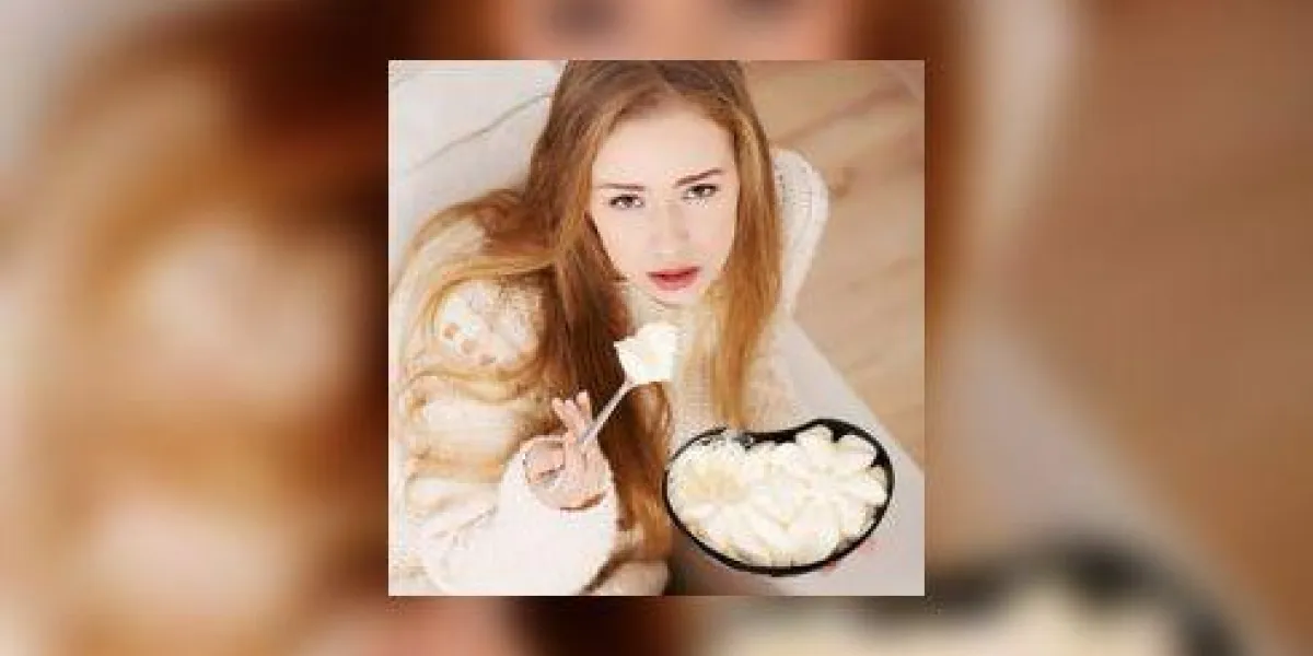 belle femme triste caucasienne, manger des glaces belle femme triste caucasienne, manger des glaces