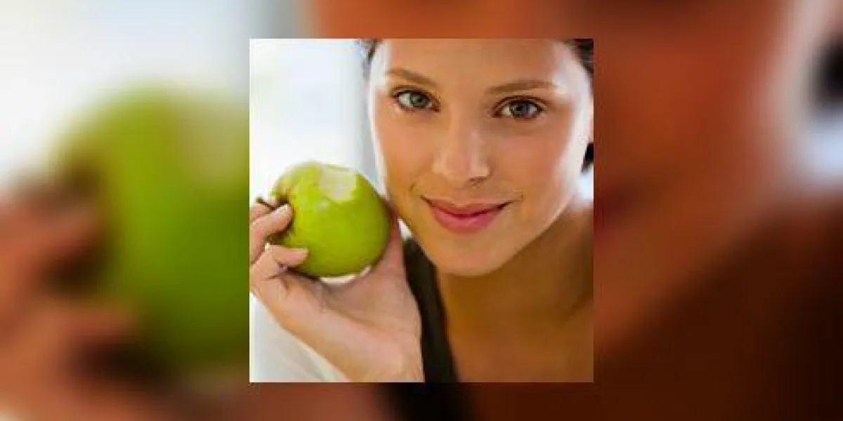femme avec apple femme avec apple