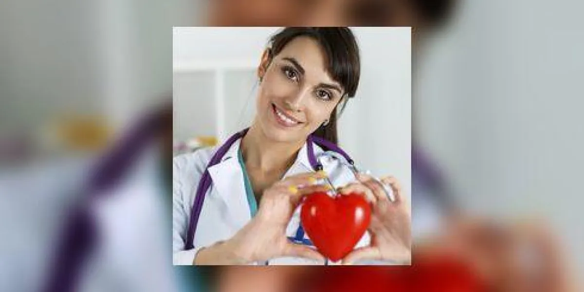 belle souriante femme médecin tenant coeur rouge devant la poitrine closeup aide médicale, prophylaxie, assurance, chirurgie et réanimation concept cardiologie soins, santé, protection et prévention belle souriante femme médecin tenant coeur rouge devant la poitrine closeup aide médicale, prophylaxie, assurance, chirurgie et réanimation concept cardiologie soins, santé, protection et prévention