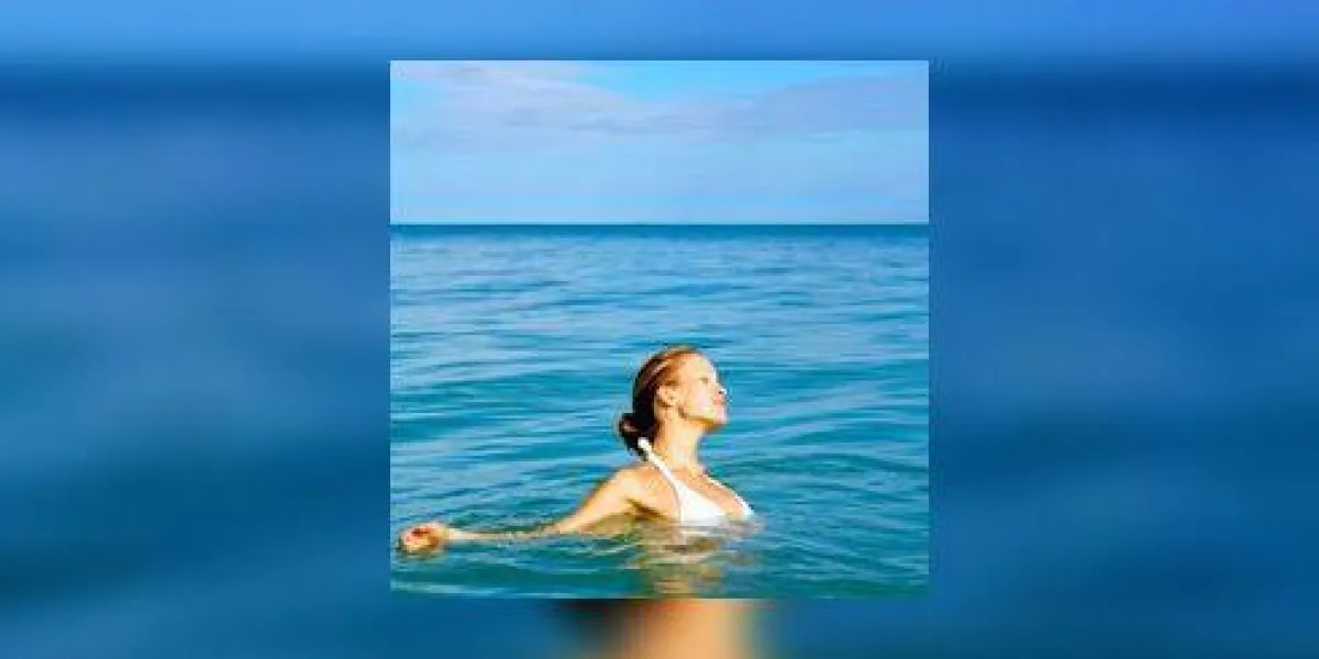 belle jeune femme nageant dans la mer belle jeune femme nageant dans la mer