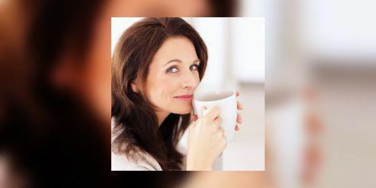 portrait d'une jolie brune âgée moyenne boire du café portrait d'une jolie brune âgée moyenne boire du café