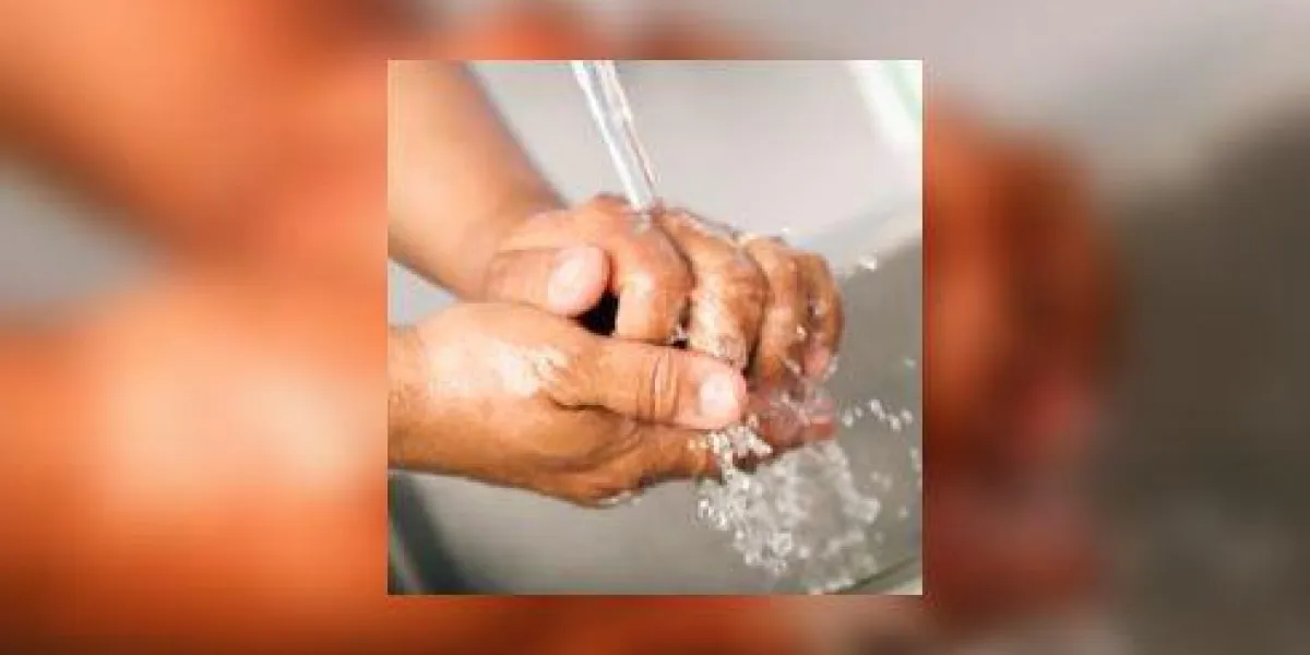 travailleur de la santé se laver les mains à l'hôpital