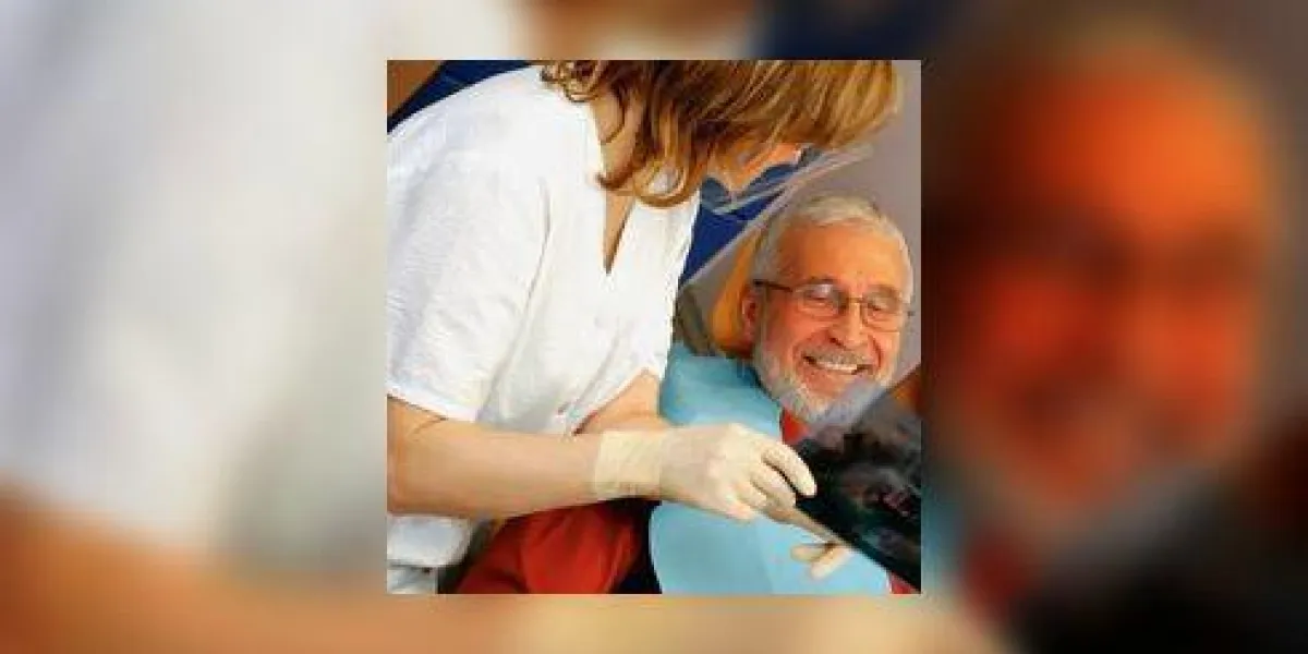 dentiste montrant une radiographie à un patient masculin