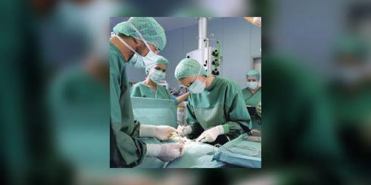 groupe de chirurgiens travaillant dans le théâtre d'opération