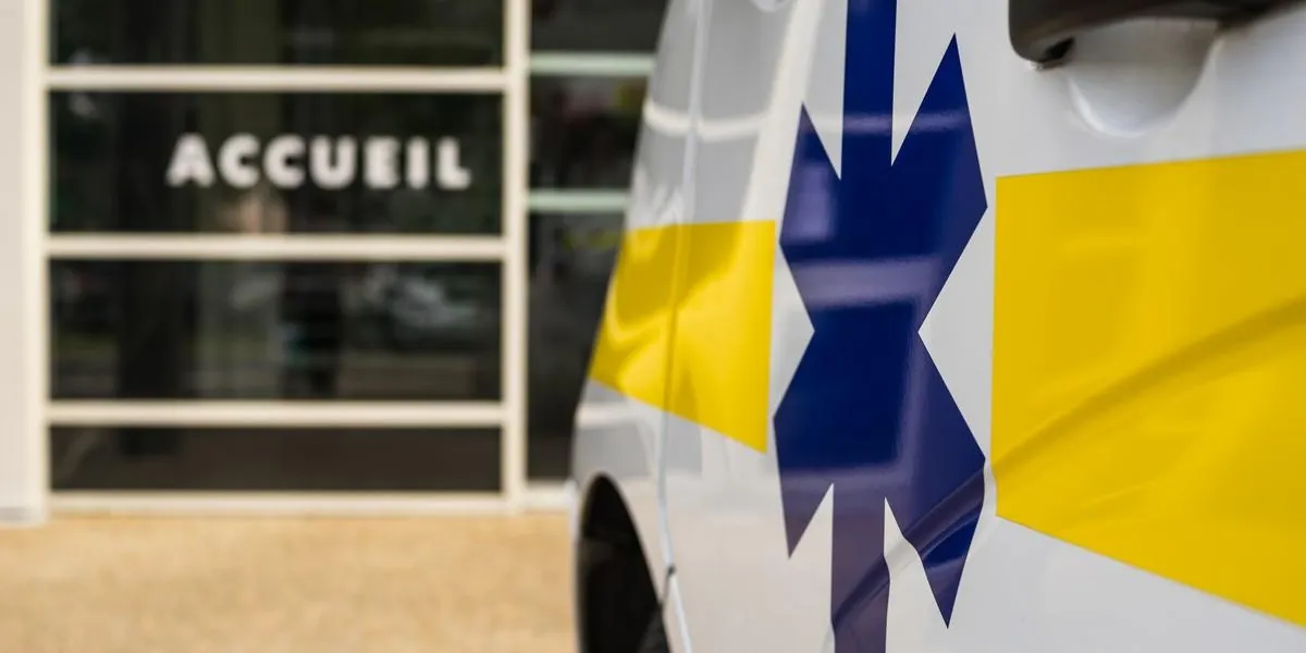 ambulance avec étoile de vie devant l'accueil d'un hopital – krankenwagen mit star of life vor dem empfang eines krankenhauses