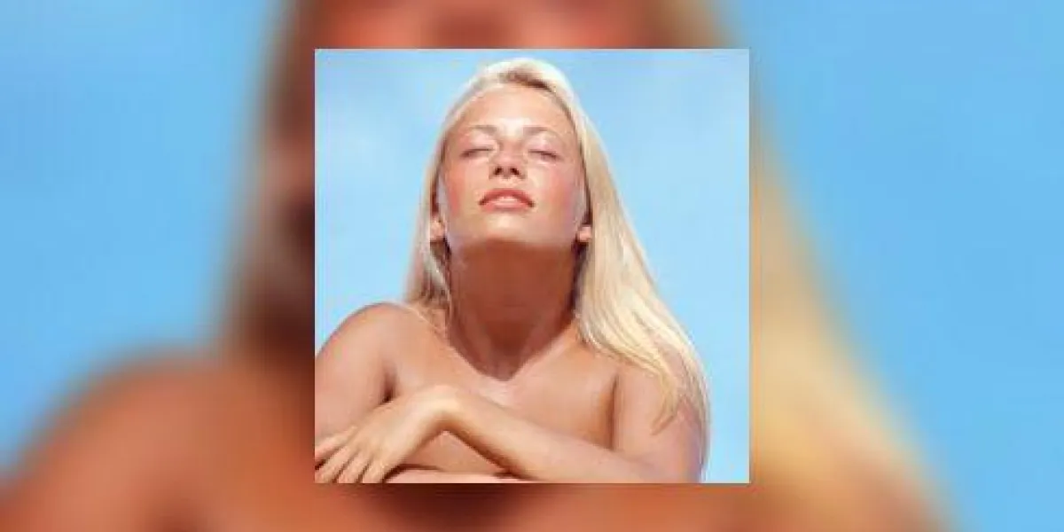 jeune femme se faire bronzer jeune femme se faire bronzer