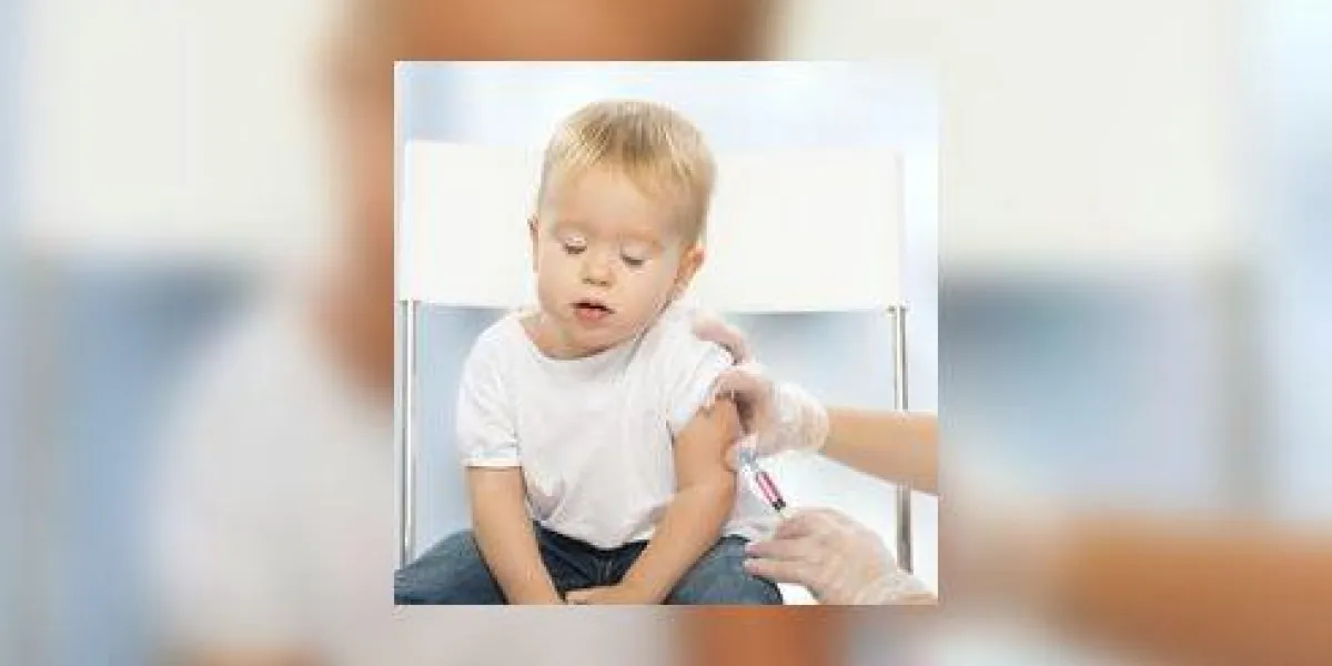 docteur fait injection enfant vaccination bébé