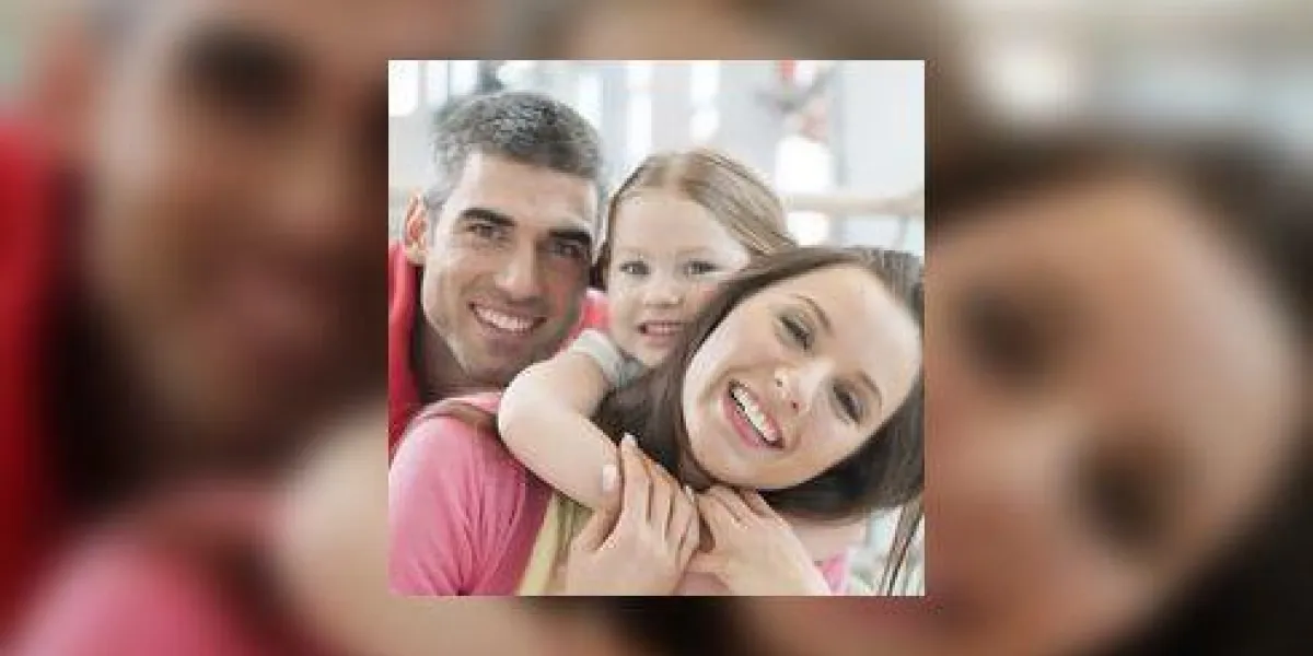 jeune famille heureuse au centre commercial jeune famille heureuse au centre commercial