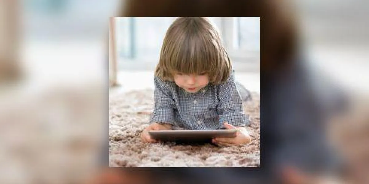garçon, utilisation, tablette numérique, quoique, mensonge, sur, tapis, chez soi garçon, utilisation, tablette numérique, quoique, mensonge, sur, tapis, chez soi