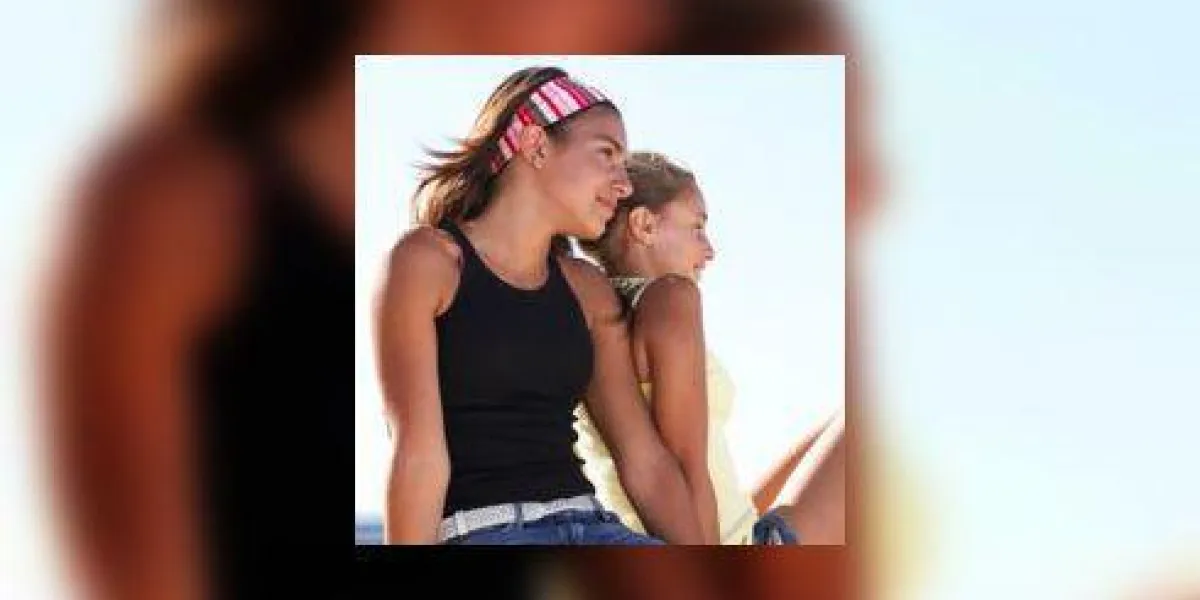 deux filles (12-14) assis à l'extérieur, faible angle de vue
