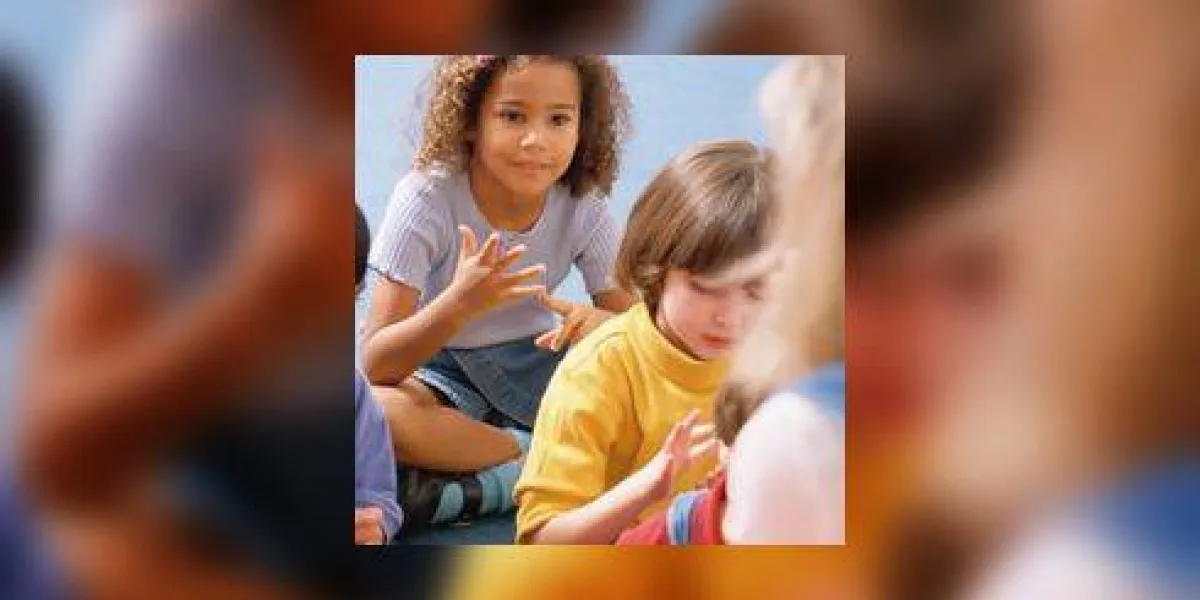 enfants assis en écoutant l'enseignant et en comptant sur les doigts