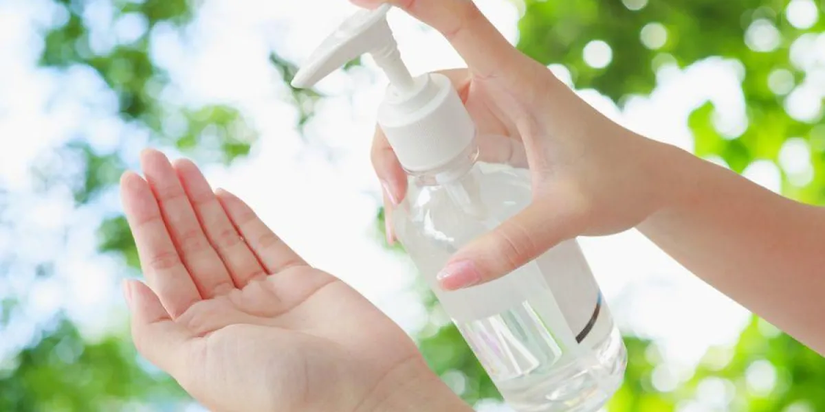 femelle, utilisation, main, presse, bouteille, et, verser, désinfectant à base d'alcool, sur, les autres mains, appliquer, tous, sentier, corps, nature verte, bokeh, fond femelle, utilisation, main, presse, bouteille, et, verser, désinfectant à base d'alcool, sur, les autres mains, appliquer, tous, sentier, corps, nature verte, bokeh, fond
