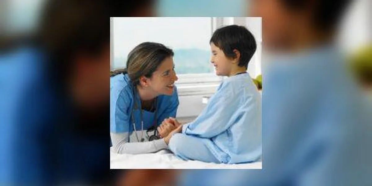 docteur souriant avec le patient dans le lit d'hôpital