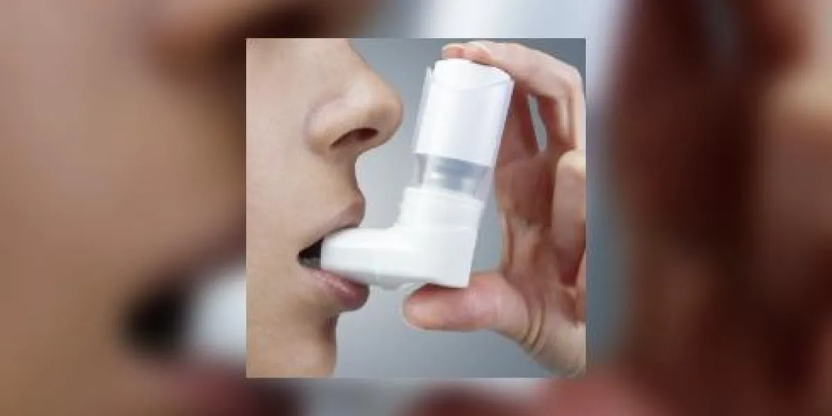 femme utilise un inhalateur lors d'une crise d'asthme, gros plan