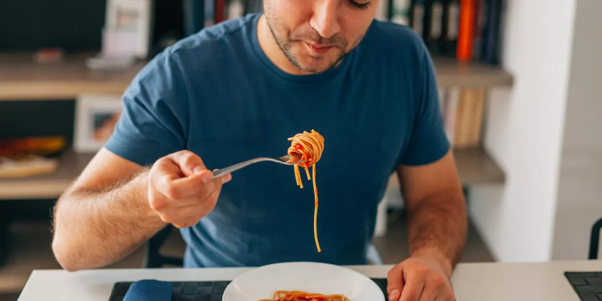 jeune homme, manger des spaghettis bolognaise jeune homme, manger des spaghettis bolognaise