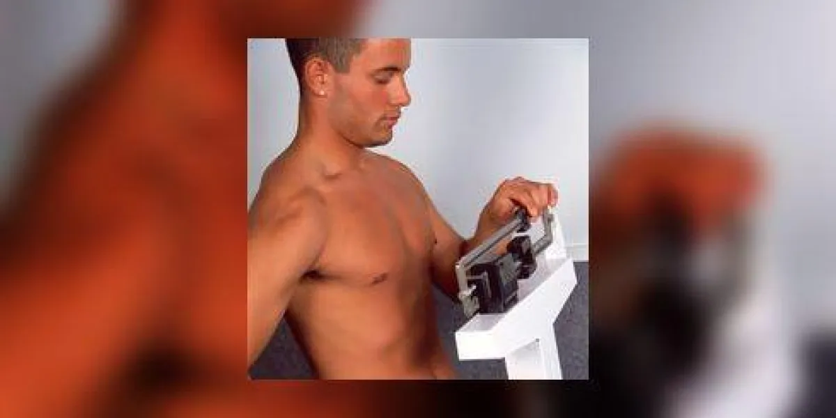 homme qui se pèse