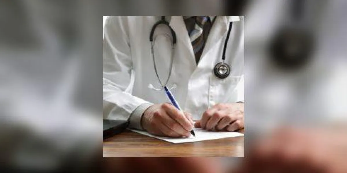 médecin écrit des notes de patient sur un examen médical ou une prescription médecin écrit des notes de patient sur un examen médical ou une prescription