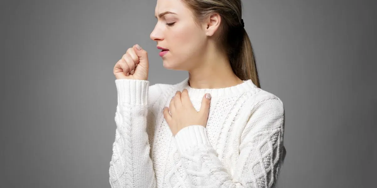 jeune femme tousse sur fond gris jeune femme tousse sur fond gris
