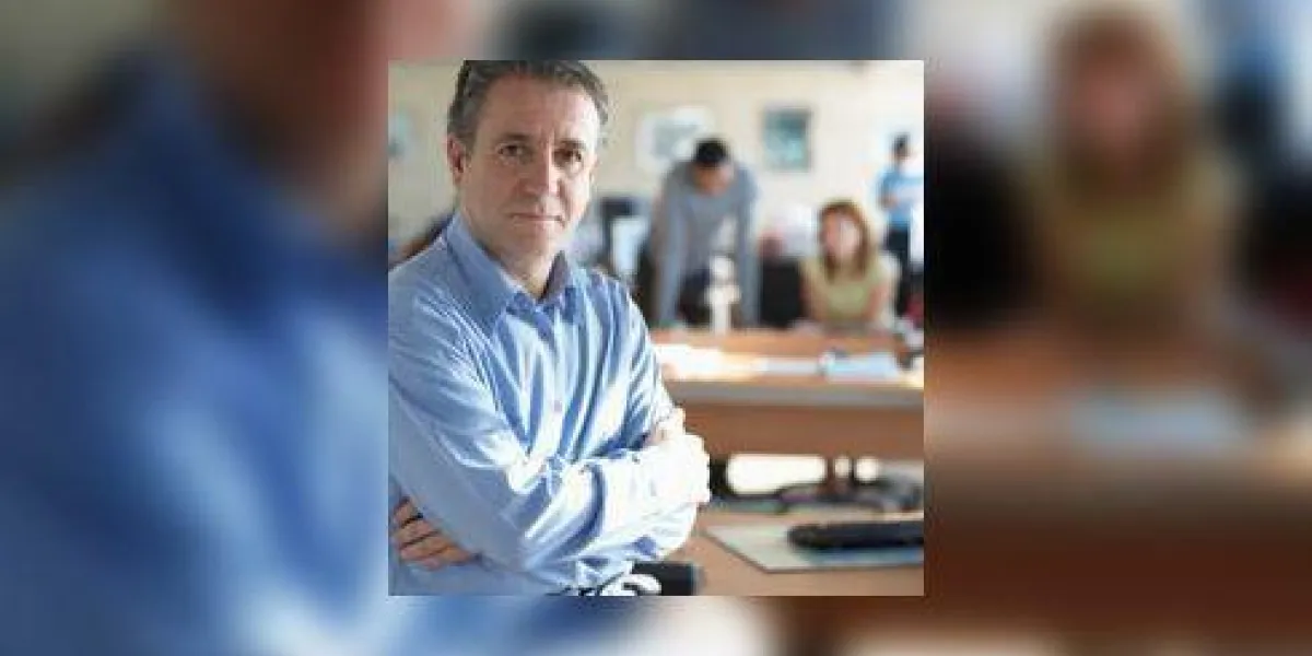 homme d'affaires mature au bureau, bras croisés, portrait homme d'affaires mature au bureau, bras croisés, portrait