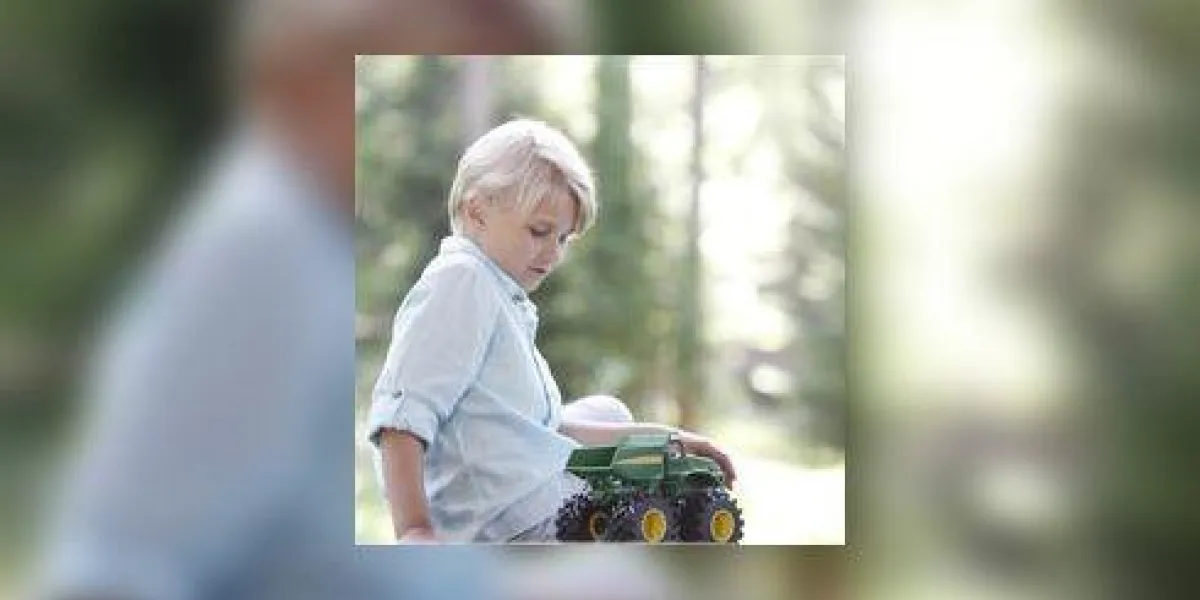 petits frères jouant avec des voitures de jouets en plein air petits frères jouant avec des voitures de jouets en plein air